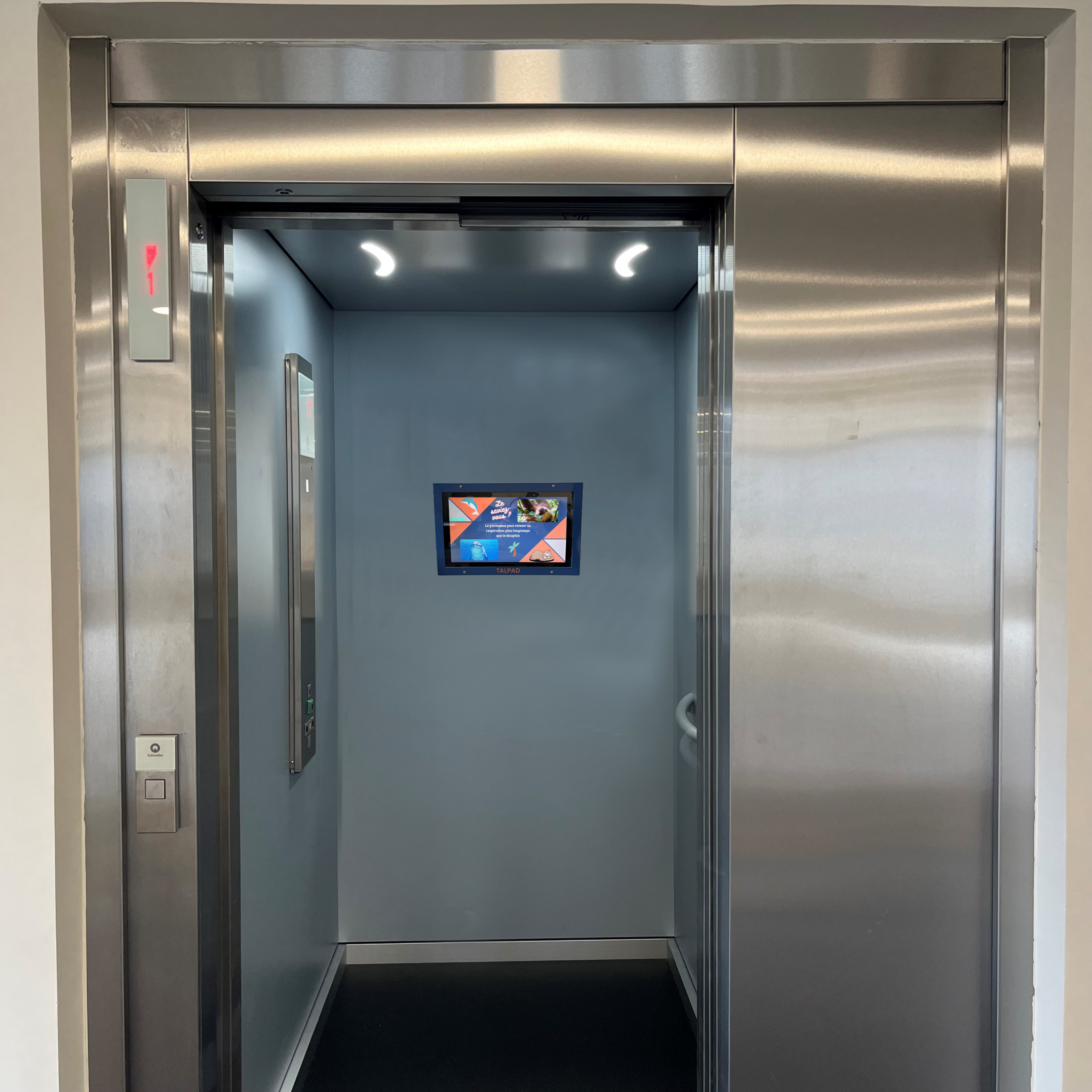 Ascenseur avec écran